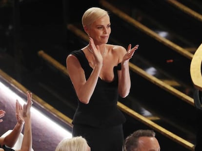 Charlize Theron aplaude a sus compañeros de película ganadores del Óscar al mejor maquillaje y peluquería, el pasado día 9.