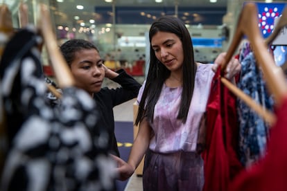 Unas organizadoras preparan la presentación de la colección, en Unicentro.