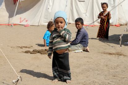 Niños frente a un campamento para desplazados en la provincia de Hodeidah, en Yemen.