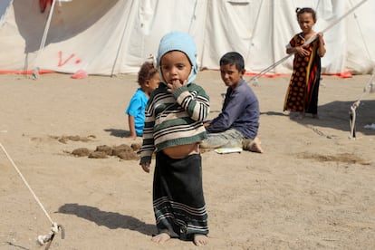 Niños frente a un campamento para desplazados en la provincia de Hodeidah, en Yemen.