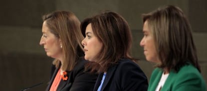  La vicepresidenta del Gobierno, Soraya S&aacute;enz de Santamar&iacute;a (centro) y las ministras de Sanidad, Ana Mato (derecha) y Fomento, Ana Pastor, durante la rueda de prensa tras la reuni&oacute;n del Consejo de Ministros