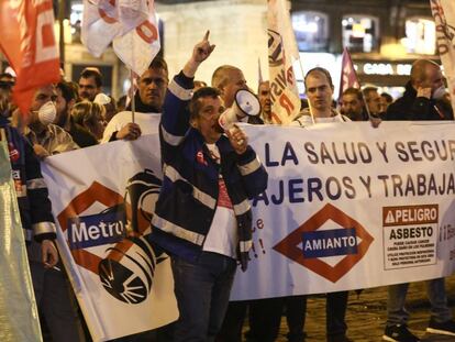 Trabajadores de Metro manifestándose el jueves en Madrid para denunciar la grave situación de la empresa pública. 