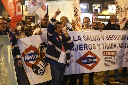 Trabajadores de Metro manifestándose el jueves en Madrid para denunciar la grave situación de la empresa pública. 