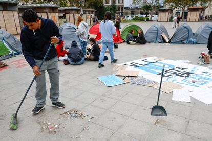 Imagen de las tiendas de campaña que varios manifestantes plantaron anoche en la plaza de Ayuntamiento en Valencia para reclamar el derecho a la vivienda.