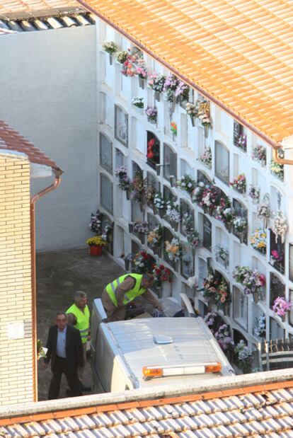 Miembros del equipo judicial proceden a la exhumación de dos presuntas víctimas de Vila, en el cementerio de Olot.