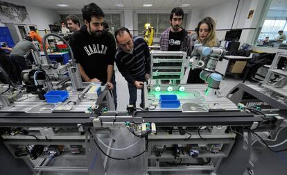 Aritz, Álvaro, Unai y Ane, del primer grado de Industria Digital supervisan el resultado de su programación.