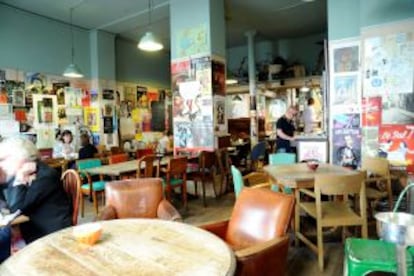 Salón del café Le Loirs dans la Theiere, junto al Canal de St. Martín, en París.