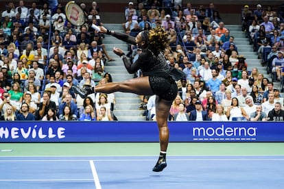 Williams se salta para devolver un tiro, a mitad de la pista en el estadio Arthur Ashe.