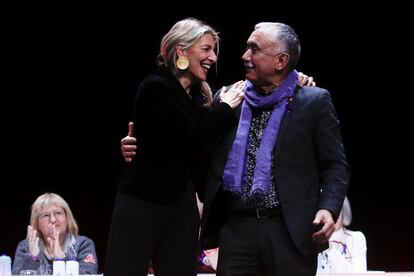 La vicepresidenta segunda y ministra de Trabajo, Yolanda Díaz, junto al secretario general de la UGT, Pepe Álvarez, este lunes tras su intervención.