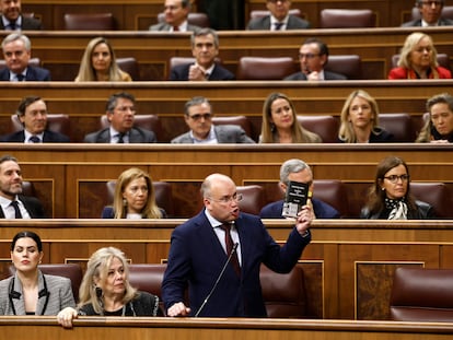 El portavoz del PP, Miguel Tellado, muestra el reglamento de la Cámara durante su protesta en el pleno del Congreso de este jueves.