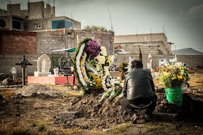 Al final del funeral, su hermano Fabián Hernández Sánchez, se queda junto a la tumba de Carolina.