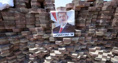 Un poster de Morsi cuelga de una barricada en El Cairo.