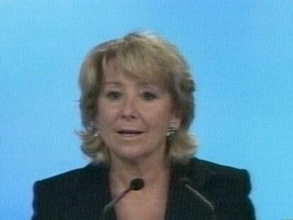 Aguirre responde que no le añade "ni una tilde" a Rajoy