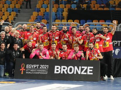 El equipo español posa con la medalla de bronce en el Mundial.