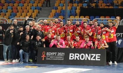 El equipo español posa con la medalla de bronce en el Mundial.