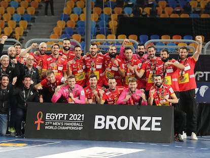 El equipo español posa con la medalla de bronce en el Mundial.