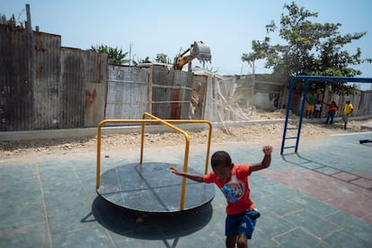 Ecuador, 2015. Mientras las excavadoras avanzan, un niño juega en la nueva zona de recreo de Guayaquil.