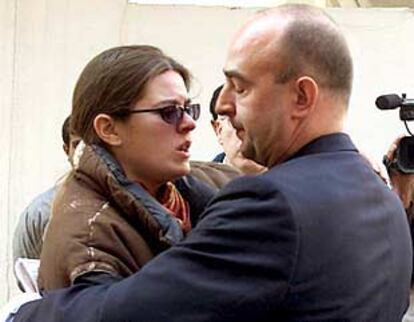 Mónica García, viuda de Julio Fuentes, recibe consuelo en  Peshawar.