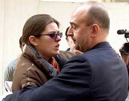 Mónica García, viuda de Julio Fuentes, recibe consuelo en Peshawar.