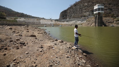 Un trabajador pesca en la represa Miguel Alemán de Valle de Bravo, en 2024.