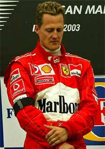 Michael Schumacher, en el podio, con gesto apesadumbrado.