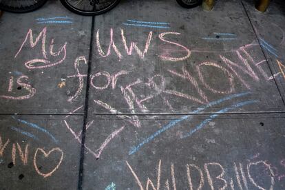 Mensaje escrito con tiza en una acera del Upper West Side en Manhattan en agosto de 2020.