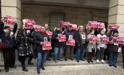 Vecinos y familiares de Marta del Castillo con carteles con el lema 'Todos somos Marta' hoy en la Audiencia Provincial de Sevilla