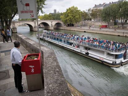 Un usuario en acción en uno de los polémicos urinarios callejeros de parís, en los muelles de la Île Saint-Louis.