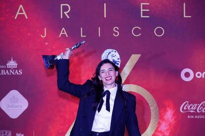 Lila Avilés con su premio Ariel a mejor película