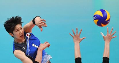 La jugadora sud-coreana Lee Jaeyeong (d) intenta bloquejar la pilota de la japonesa Miyu Nagaoka, en un partit de classificació de voleibol a l'estadi Maracanãzinho, a Rio de Janeiro.