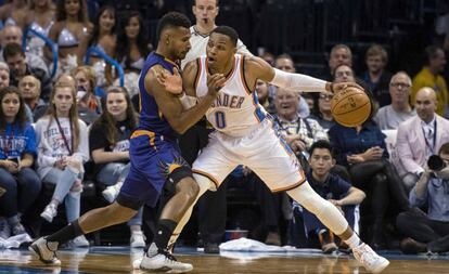 Westbrook, frente a Alan Williams.