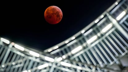 A superluna vista em Duisburgo (Alemanha).