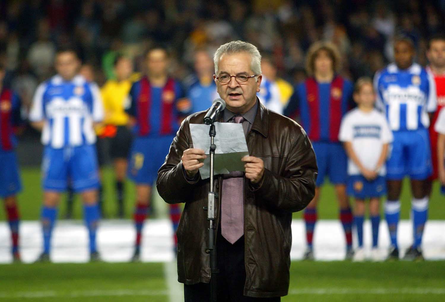 Homenaje a Manuel Vázquez Montalban tras su fallecimiento en 2003 durante la previa del partido entre el FC Barcelona y el RC Deportivo de la Coruña.