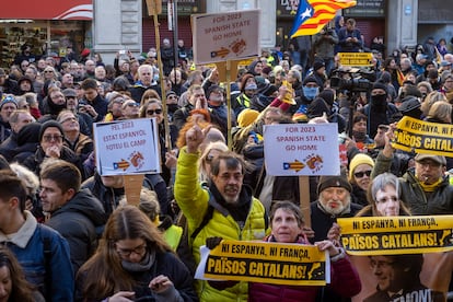 Los encontronazos se han producido cuando los CDR han intentado entrar en Via Laietana, donde está la Jefatura Superior de la Policía Nacional. Los 'mossos' han impedido que los manifestantes accediesen a la calle. 