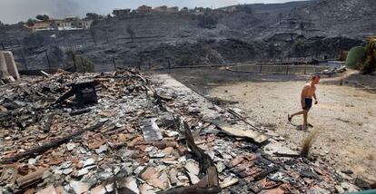 A man examines the patch of land on which his house stood in Altury de Tur&iacute;s.