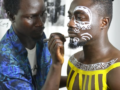 De adornar camisetas en el colegio en Accra a pintar el cuerpo a los bailarines de Beyoncé