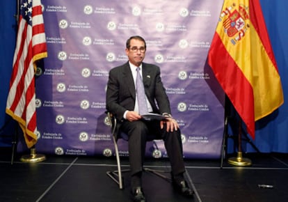 El embajador estadounidense en España, Alan Solomont, durante la lectura de una declaración Madrid sobre las filtraciones de <i>Wikileaks</i>.