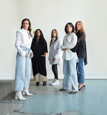 De izda. a dcha, Pepita lleva su propio pantalón, blusa de Longchamp y botas MVP Wardobre; Kavita con su propia ropa y tocado; Yaiza lleva camisa de H&M Studio, deportivas de Celine y su propio pantalón; Aida viste camisa de Karl Lagerfeld, zapatos de Isabel Abdo y su propio pantalón, y Cristina, posa con camisa blanca de Byniuma Al, zapatos de Pretty Ballerinas y su propio pantalón.