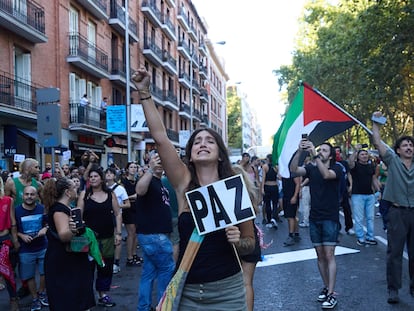 Manifestantes por la paz en Palestina, este domingo en el recorrido de La Vuelta en Madrid.