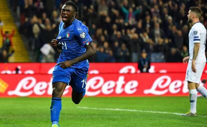 Moise Kean celebra su gol con Italia ante Finlandia.