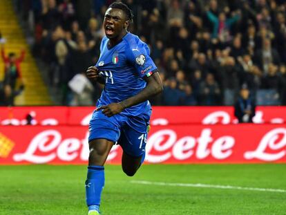 Moise Kean celebra su gol con Italia ante Finlandia.