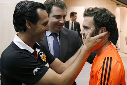 Unai Emery y Mata, en su reencuentro de ayer en Mestalla.