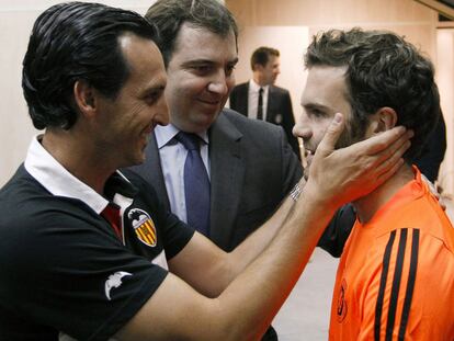 Unai Emery y Mata, en su reencuentro de ayer en Mestalla.