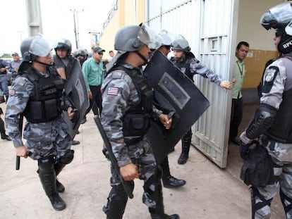 Policiais entram no complexo de Pedrinhas, em S&atilde;o Lu&iacute;s.