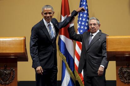 El presidente cubano, Raúl Castro, coge del brazo a su homólogo de EE UU, Barack Obama, tras su encuentro en La Habana.