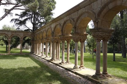 The cloister located at the Mas del Vent estate in Palam&oacute;s, Girona.