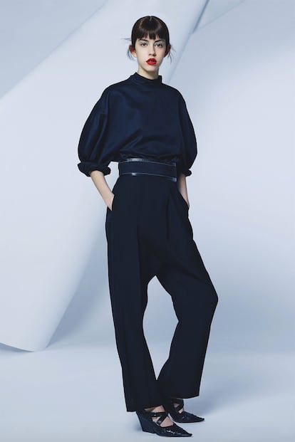Top y falda de seda, ambos de MARNI (c. p. v.); y pendientes de espejo de LOEWE (290 €).