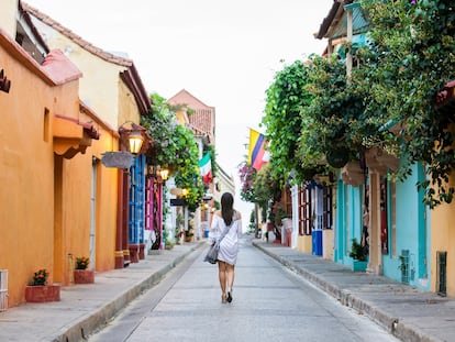 Una mujer camina en la ciudad amurallada de Cartagena de Indias.