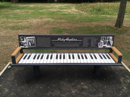 Banco dedicado a Nicky Hopkins en un parque de su pueblo natal, Perivale, en Reino Unido.