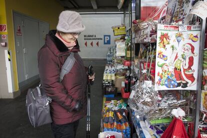 La señor Irén, de 81 años, cuenta que se ciñe a una lista muy concreta de alimentos y marcas. No se fia de muchos productos. En la imagen, compra unos bombones en un el mercado de la calle Fény, al Oeste de Budapest, donde va todos los días.